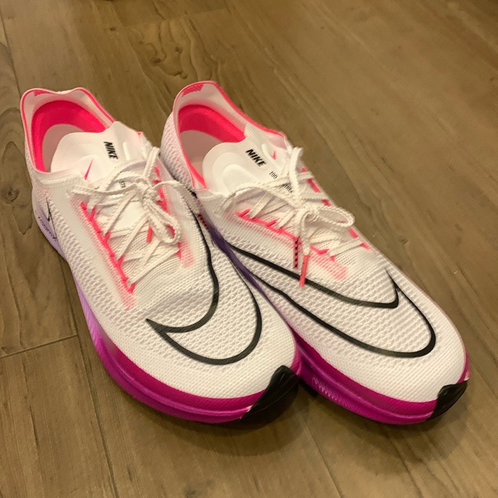 Nike Men's Athletic Shoes - White and Pink